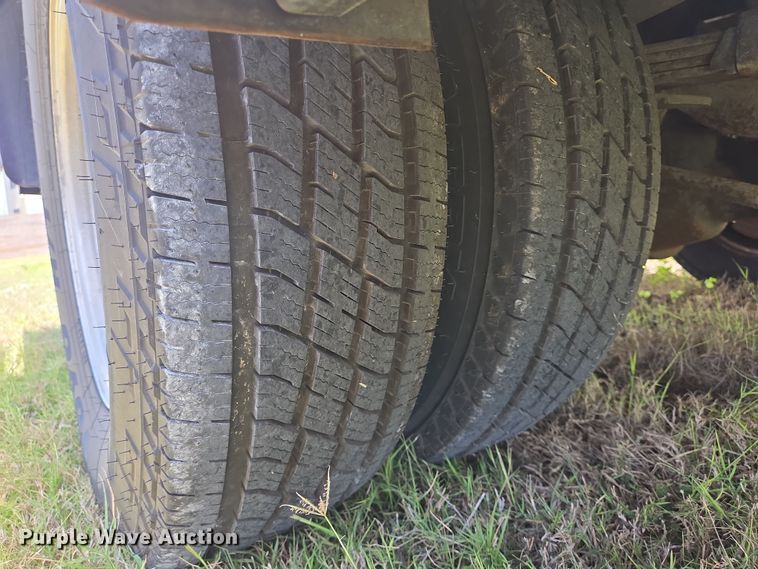 image for item DT4751 2005 Ford F350 Super Duty Crew Cab flatbed pickup truck