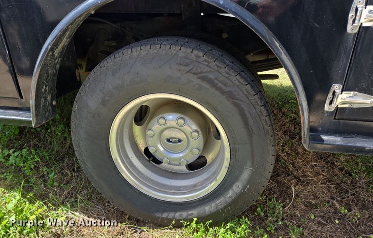 image for item DT4751 2005 Ford F350 Super Duty Crew Cab flatbed pickup truck