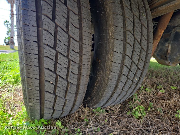 image for item DT4751 2005 Ford F350 Super Duty Crew Cab flatbed pickup truck