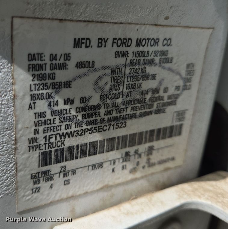 image for item DT4751 2005 Ford F350 Super Duty Crew Cab flatbed pickup truck