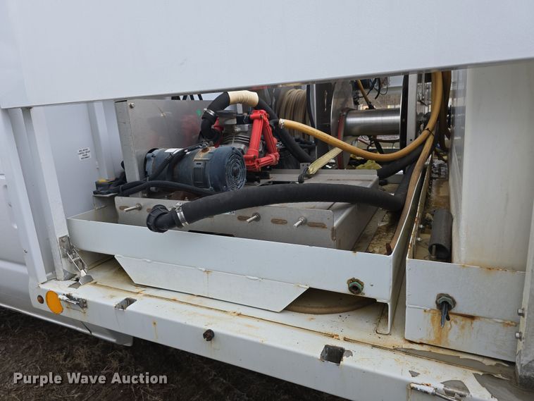 image for item DT6777 2010 Ford E450 Super Duty utility/ service van