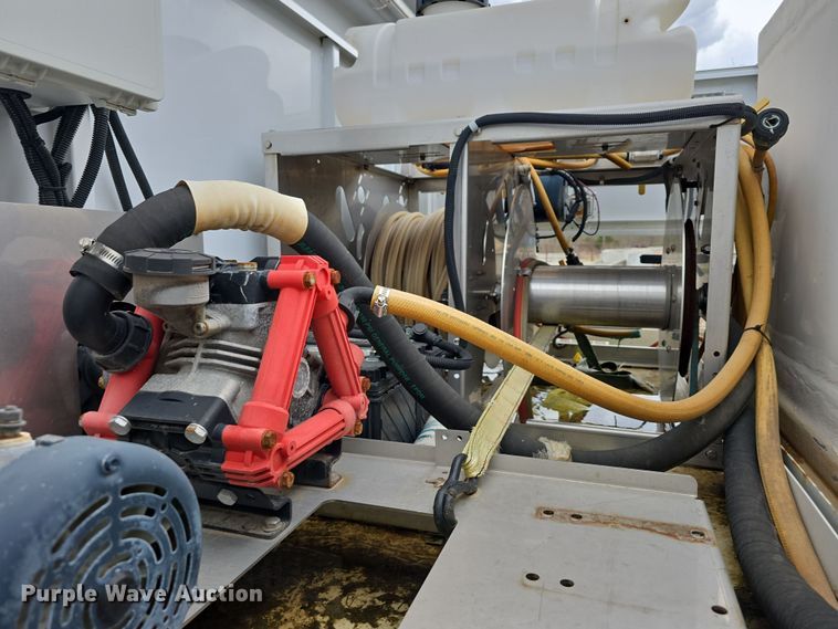 image for item DT6777 2010 Ford E450 Super Duty utility/ service van