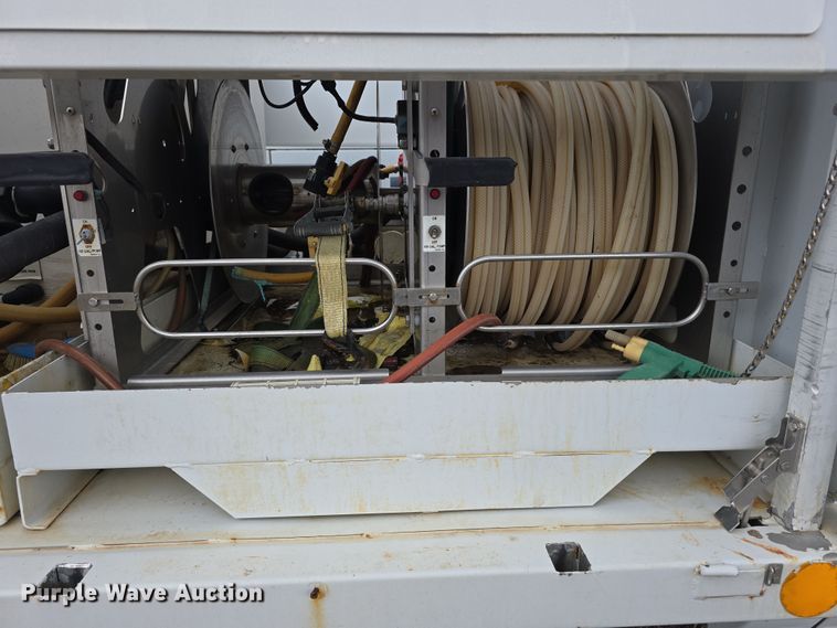 image for item DT6777 2010 Ford E450 Super Duty utility/ service van