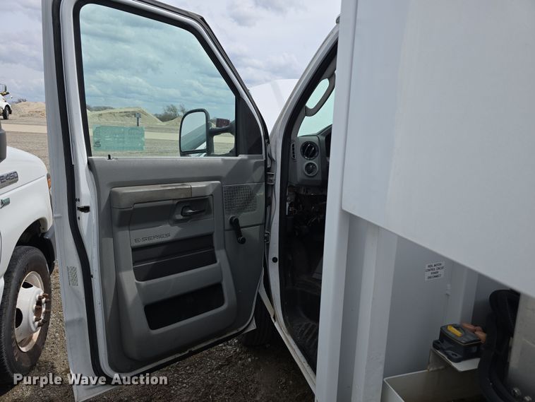 image for item DT6777 2010 Ford E450 Super Duty utility/ service van