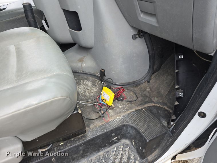 image for item DT6777 2010 Ford E450 Super Duty utility/ service van
