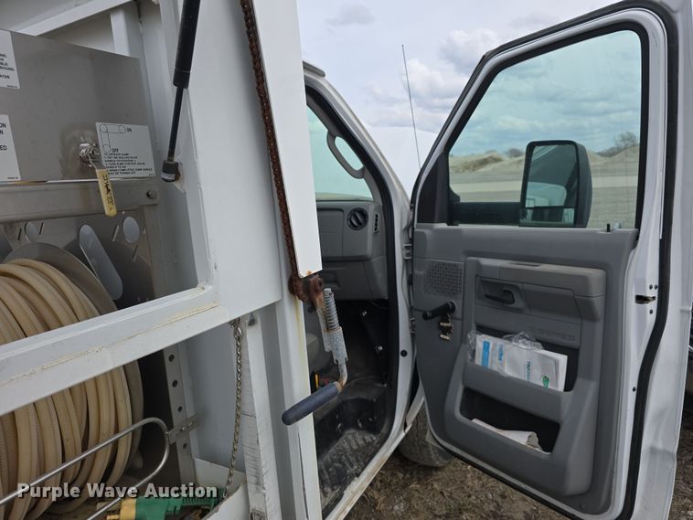 image for item DT6777 2010 Ford E450 Super Duty utility/ service van
