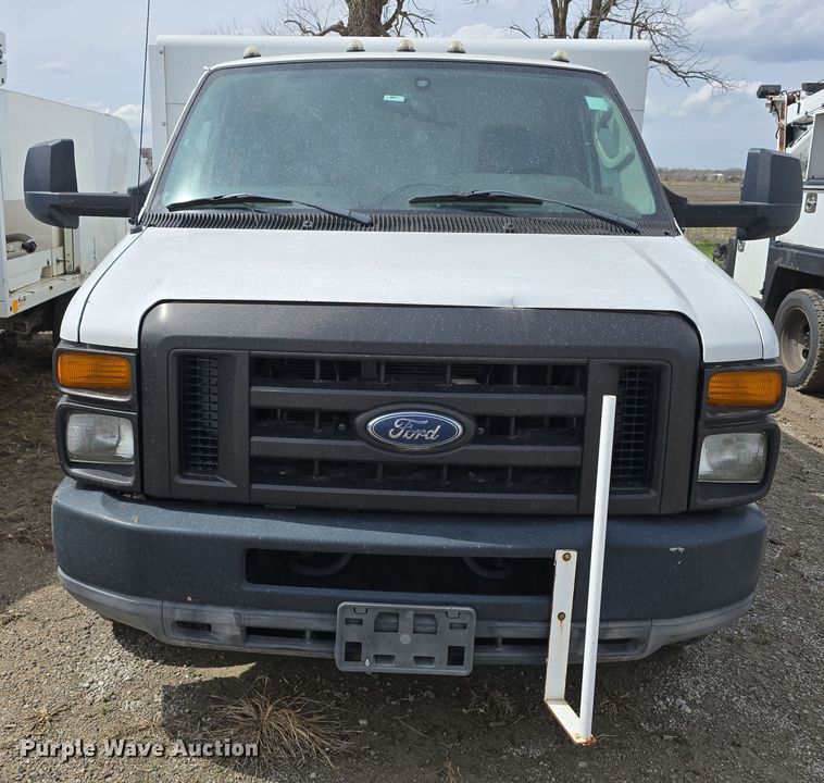image for item DT6778 2010 Ford E450 Super Duty utility/ service van