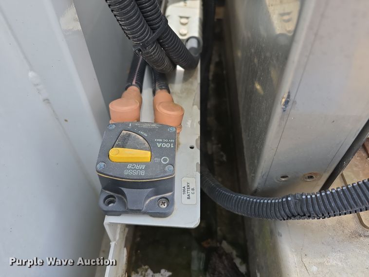 image for item DT6778 2010 Ford E450 Super Duty utility/ service van