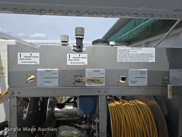 image for item DT6778 2010 Ford E450 Super Duty utility/ service van