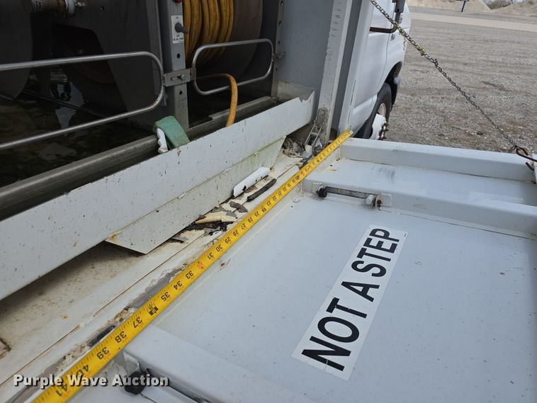 image for item DT6778 2010 Ford E450 Super Duty utility/ service van