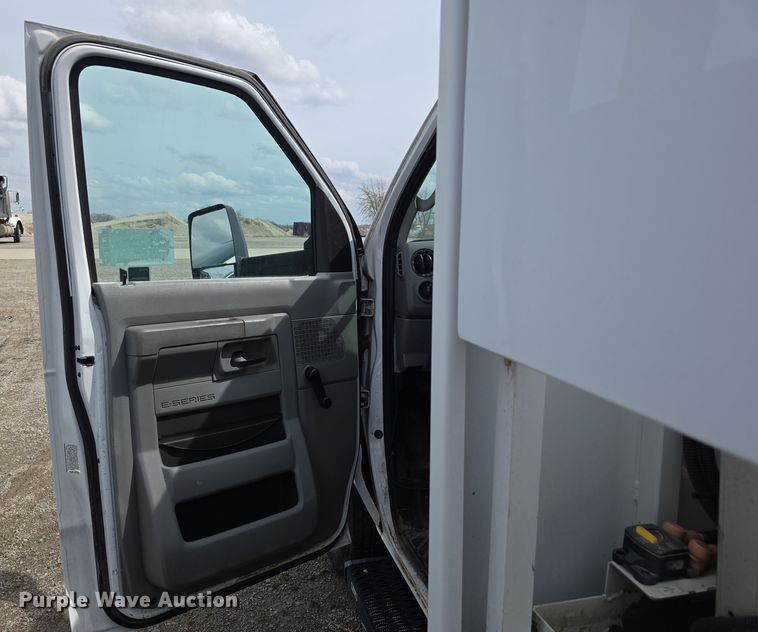 image for item DT6778 2010 Ford E450 Super Duty utility/ service van