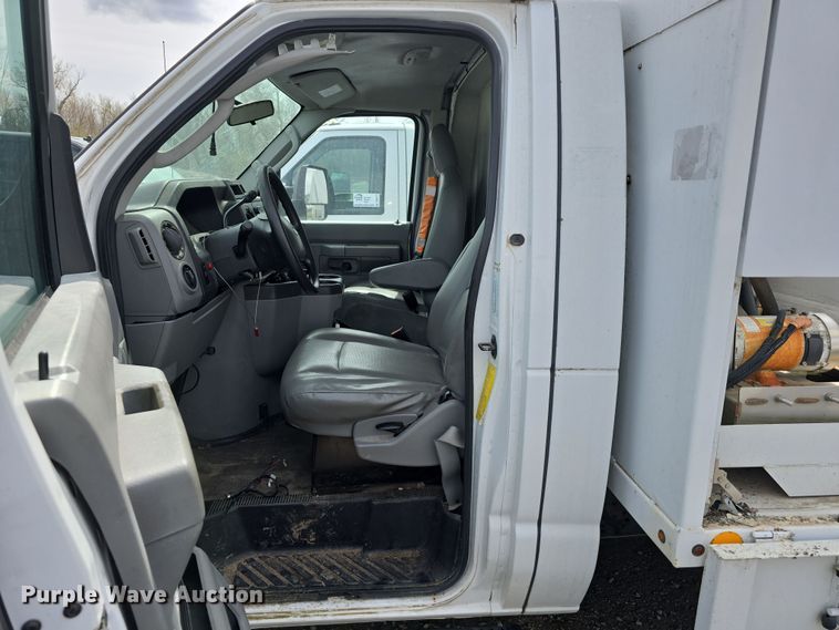 image for item DT6778 2010 Ford E450 Super Duty utility/ service van