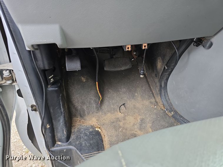 image for item DT6778 2010 Ford E450 Super Duty utility/ service van