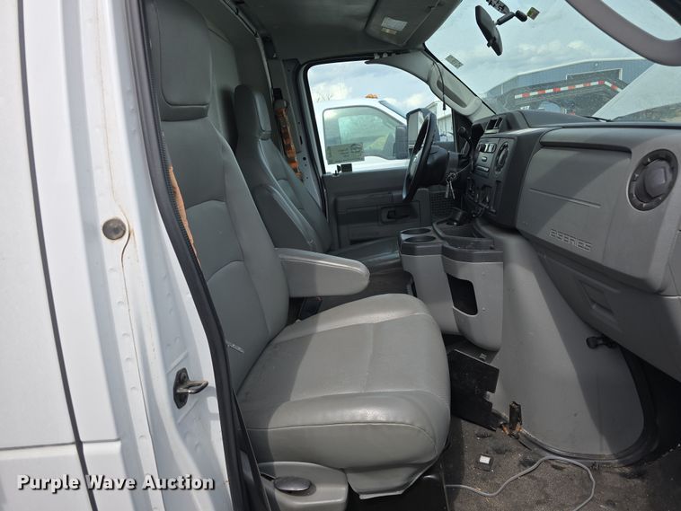 image for item DT6778 2010 Ford E450 Super Duty utility/ service van