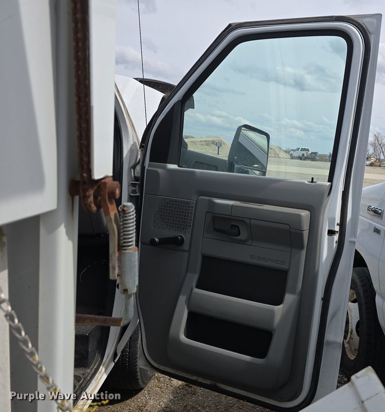 image for item DT6778 2010 Ford E450 Super Duty utility/ service van