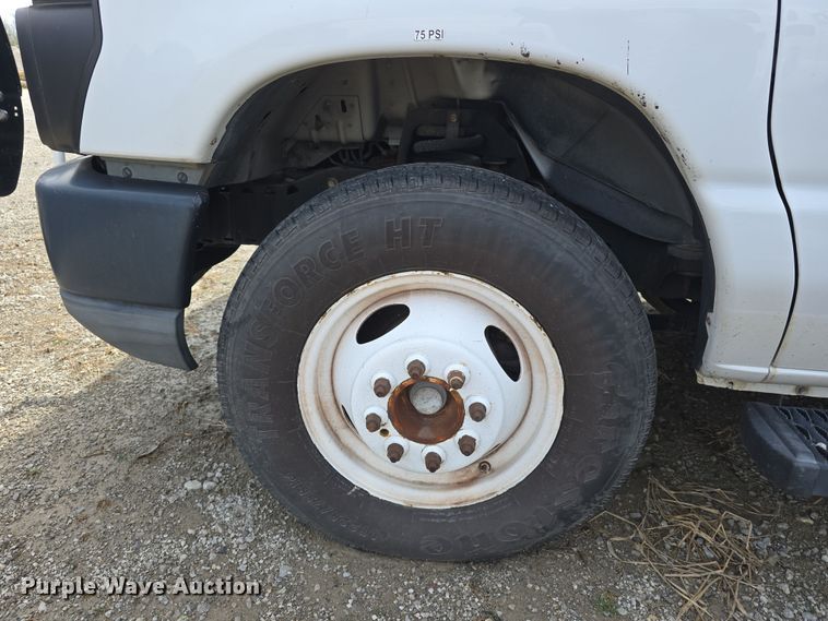 image for item DT6778 2010 Ford E450 Super Duty utility/ service van