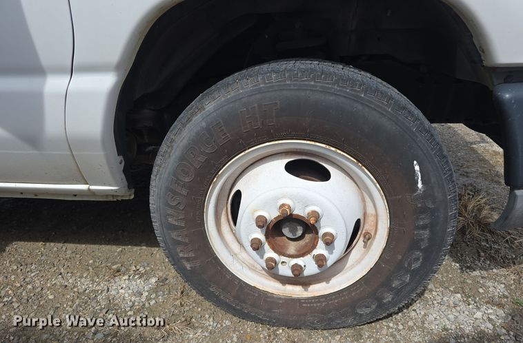 image for item DT6778 2010 Ford E450 Super Duty utility/ service van