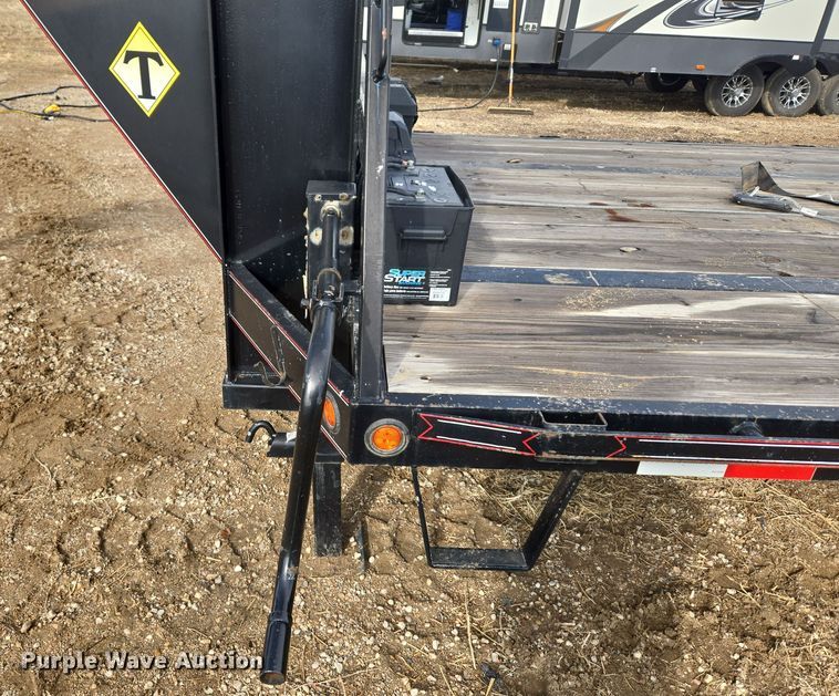 image for item DT7096 2018 Diamond T 10232DTF equipment trailer