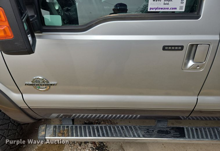 image for item DT7101 2012 Ford F350 Super Duty Crew Cab pickup truck