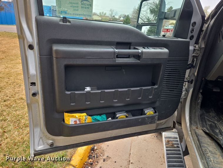 image for item DT7101 2012 Ford F350 Super Duty Crew Cab pickup truck