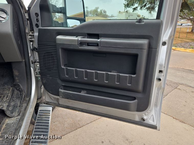 image for item DT7101 2012 Ford F350 Super Duty Crew Cab pickup truck