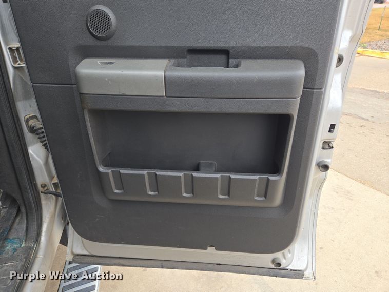 image for item DT7101 2012 Ford F350 Super Duty Crew Cab pickup truck