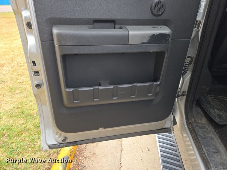 image for item DT7101 2012 Ford F350 Super Duty Crew Cab pickup truck