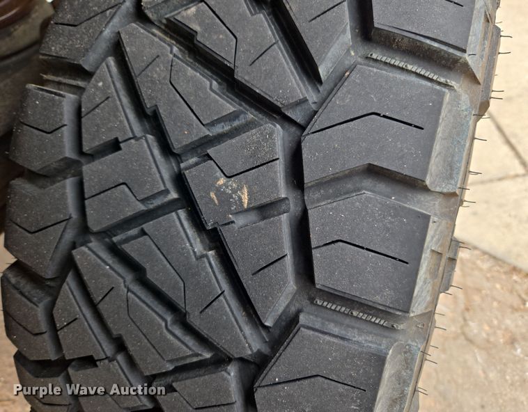 image for item DT7101 2012 Ford F350 Super Duty Crew Cab pickup truck