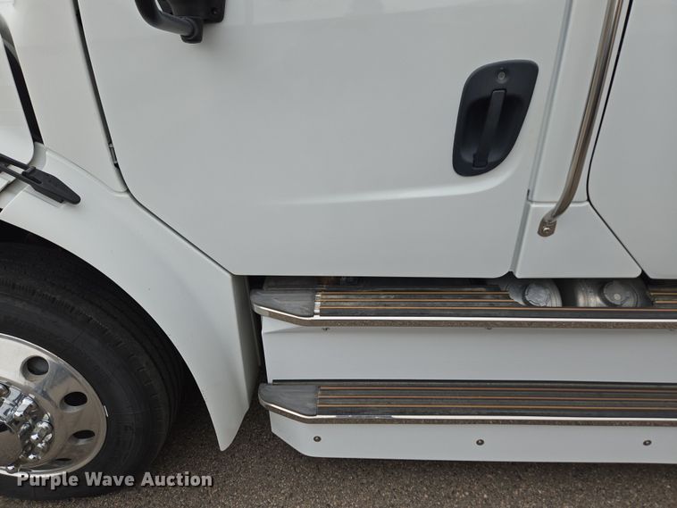 image for item DT7103 2007 Freightliner Business Class M2 Crew Cab flatbed truck