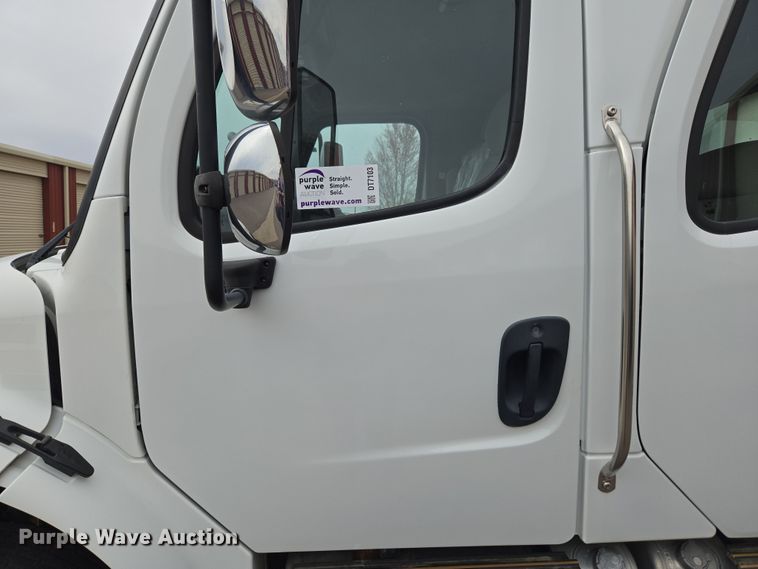 image for item DT7103 2007 Freightliner Business Class M2 Crew Cab flatbed truck