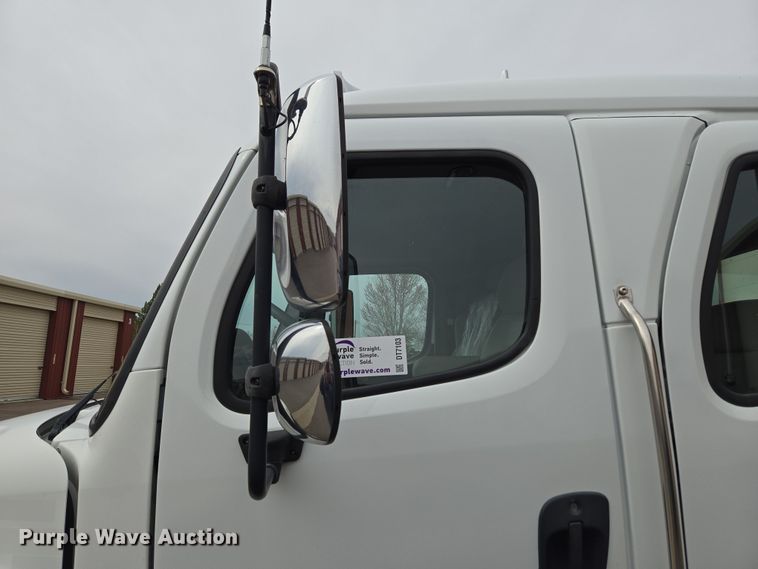 image for item DT7103 2007 Freightliner Business Class M2 Crew Cab flatbed truck