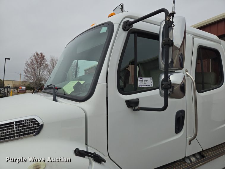 image for item DT7103 2007 Freightliner Business Class M2 Crew Cab flatbed truck