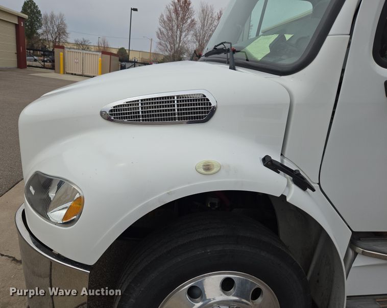 image for item DT7103 2007 Freightliner Business Class M2 Crew Cab flatbed truck