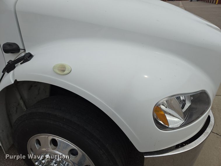 image for item DT7103 2007 Freightliner Business Class M2 Crew Cab flatbed truck