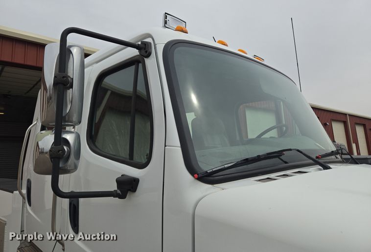 image for item DT7103 2007 Freightliner Business Class M2 Crew Cab flatbed truck