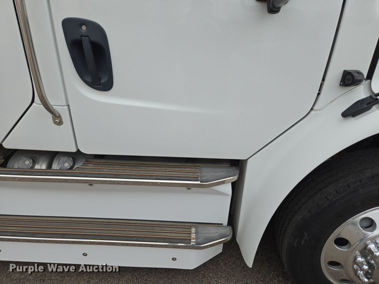 image for item DT7103 2007 Freightliner Business Class M2 Crew Cab flatbed truck