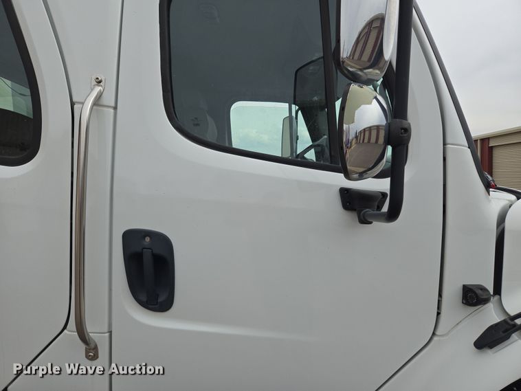 image for item DT7103 2007 Freightliner Business Class M2 Crew Cab flatbed truck