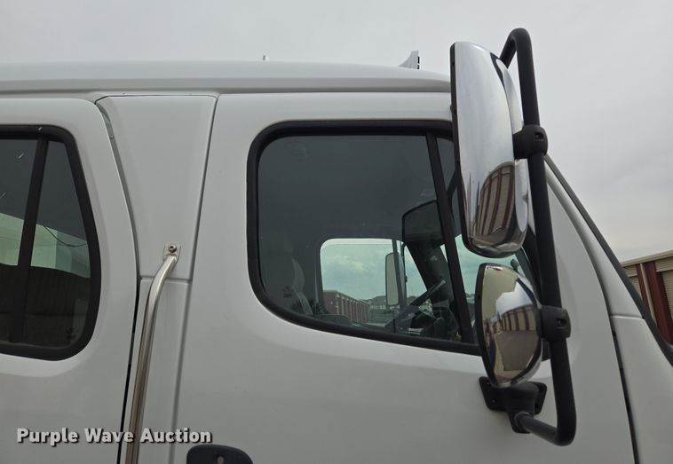 image for item DT7103 2007 Freightliner Business Class M2 Crew Cab flatbed truck