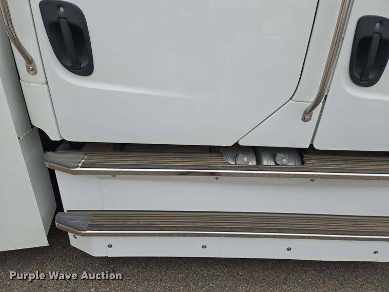 image for item DT7103 2007 Freightliner Business Class M2 Crew Cab flatbed truck