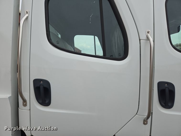 image for item DT7103 2007 Freightliner Business Class M2 Crew Cab flatbed truck