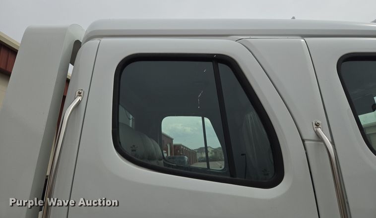 image for item DT7103 2007 Freightliner Business Class M2 Crew Cab flatbed truck