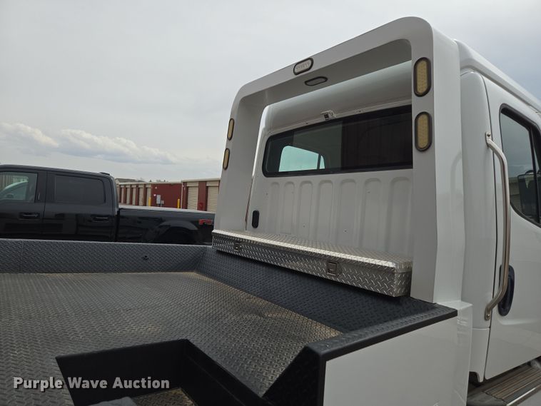 image for item DT7103 2007 Freightliner Business Class M2 Crew Cab flatbed truck