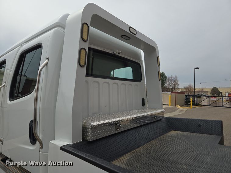 image for item DT7103 2007 Freightliner Business Class M2 Crew Cab flatbed truck