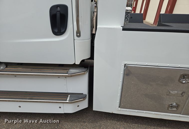 image for item DT7103 2007 Freightliner Business Class M2 Crew Cab flatbed truck