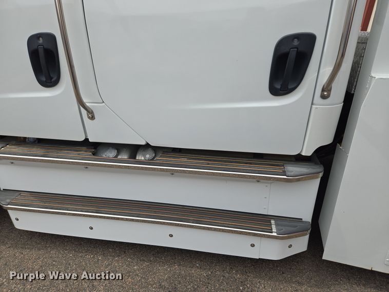 image for item DT7103 2007 Freightliner Business Class M2 Crew Cab flatbed truck