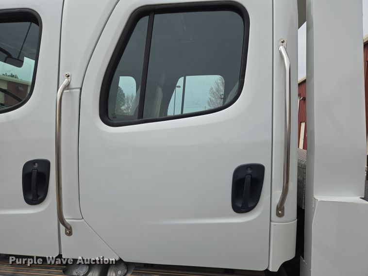 image for item DT7103 2007 Freightliner Business Class M2 Crew Cab flatbed truck