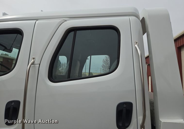 image for item DT7103 2007 Freightliner Business Class M2 Crew Cab flatbed truck