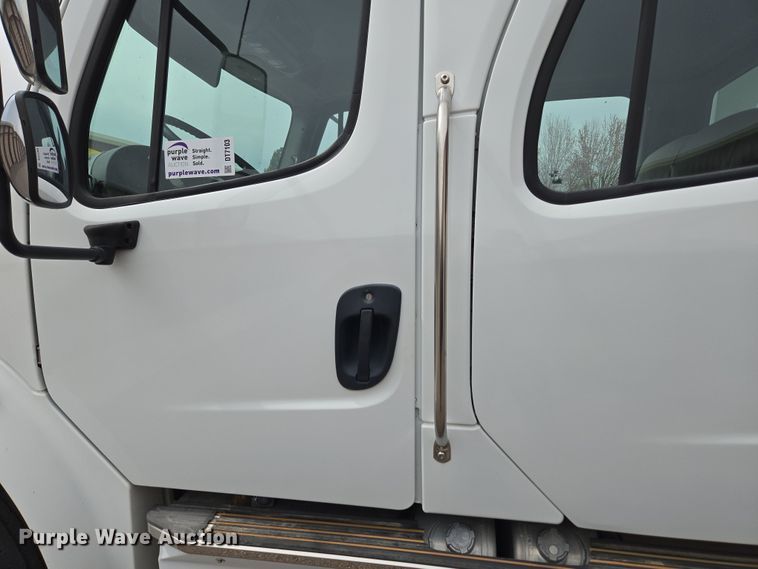 image for item DT7103 2007 Freightliner Business Class M2 Crew Cab flatbed truck