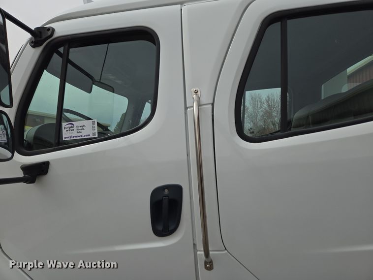 image for item DT7103 2007 Freightliner Business Class M2 Crew Cab flatbed truck