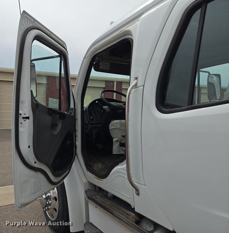 image for item DT7103 2007 Freightliner Business Class M2 Crew Cab flatbed truck